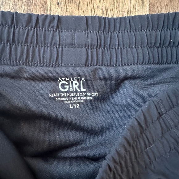 Athleta Girl Heart the Hustle 2.5 Shorts Size 12 - Picture 2 of 5